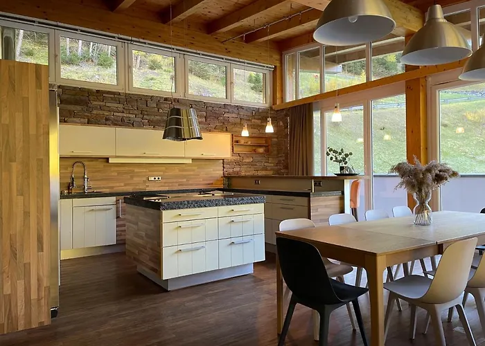 International House فندق