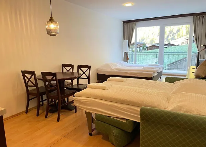 International House فندق